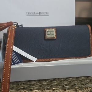 Dooney & Bourke Blue and Tan Wristlet ♥️